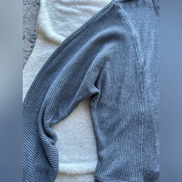 Gilly Hicks Top - Picture 2 of 5